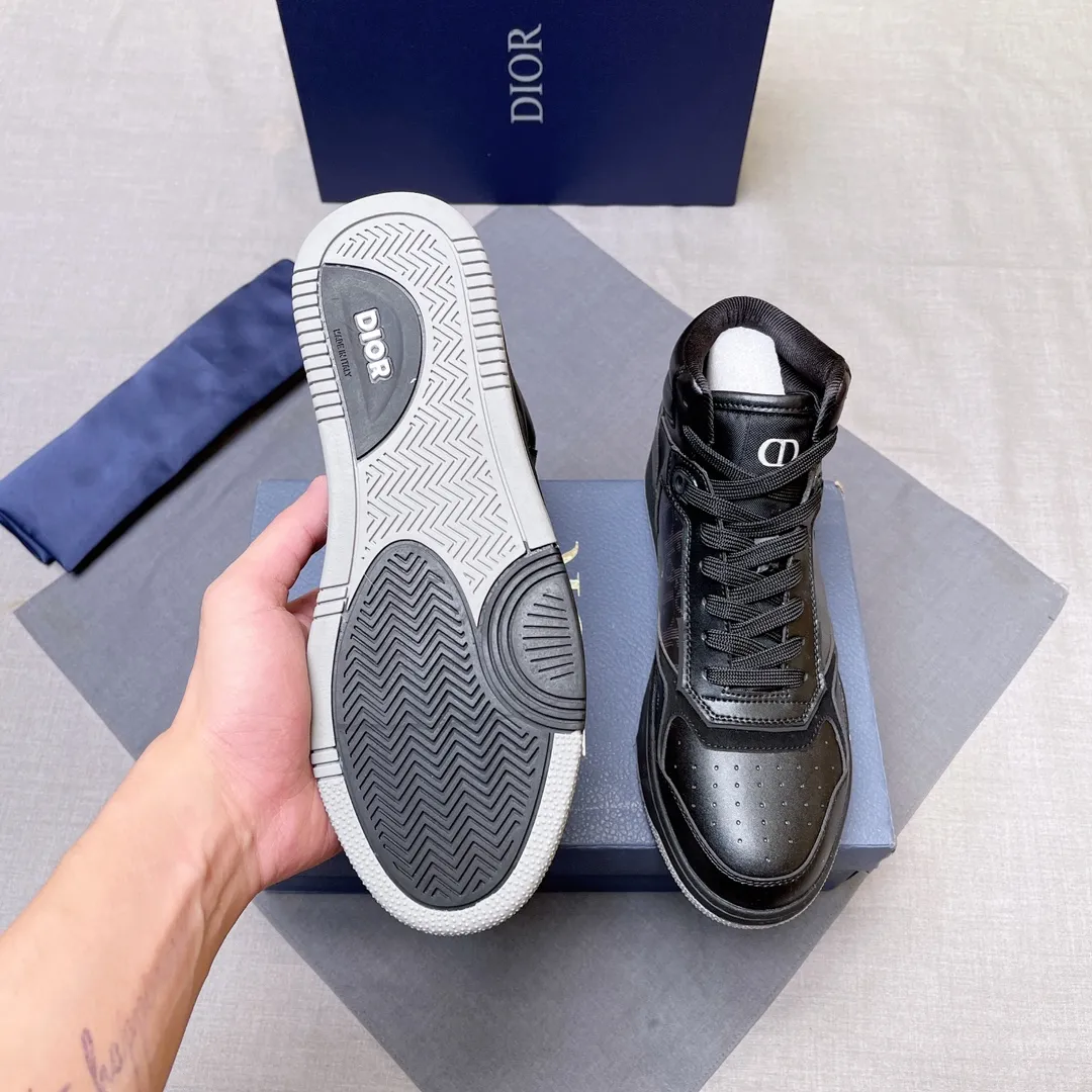 p440 "Dio*" mid-top B27 casual sneakers. This B27 high-top sneaker is a new product in the series and continues Di*r's classic style. Crafted from gray and white smooth calf leather with beige and black Oblique print panels on the sides. The "CD Icon" shaped shoelace eyelets are clever and delicate, and the two-color rubber sole, rear collar and heel are all equipped with the brand's iconic details to enhance the style. Oblique printed straps at the ankle allow for an adjustable fit to complement the overall design. Fashionable and versatile, it can complement any look. Create an exquisite design with unique dynamic vitality and modern atmosphere, presented in low-top and high-top styles. This new must-have shoe adds a new dimension to Dior's archive heritage, embodying modern elegance. Purchase the original version and make it 1:1. If you need top quality, please come to me! Male 38-44! No. 067